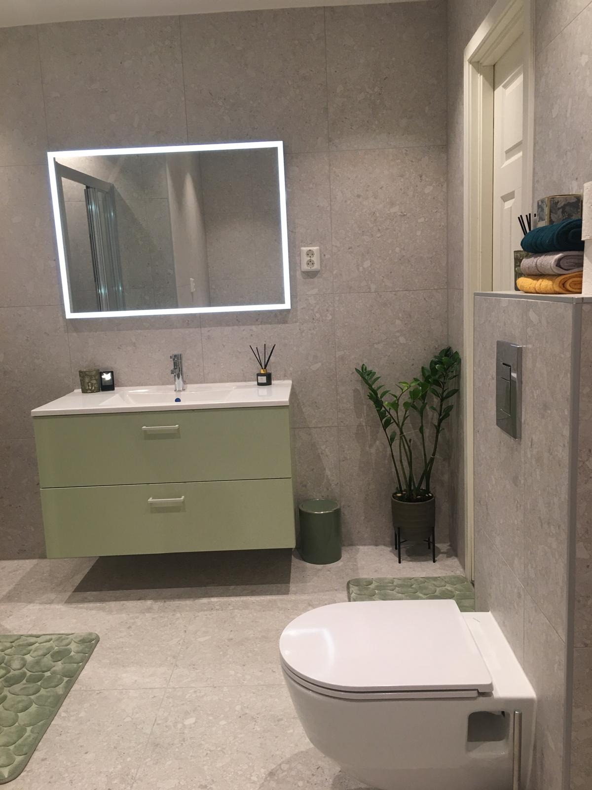 Servantskap og vegghengt toalett 